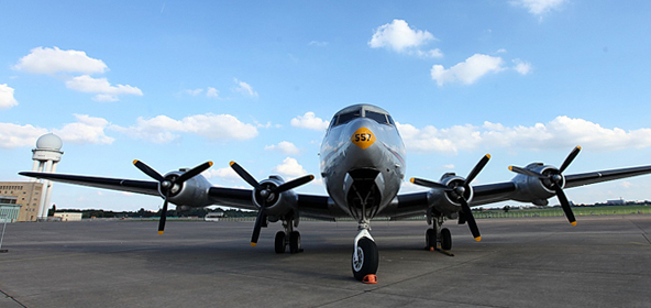 Ein Flugzeug auf dem Rollfeld Tempelhof Foto: Stefan Wieland
